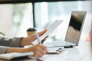 Virtual Assistant doing business invoicing